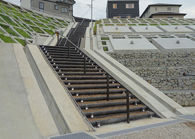 人工木材テンダーウッド丸太に再帰反射体を追加した防災避難階段に有効な階段ステップ