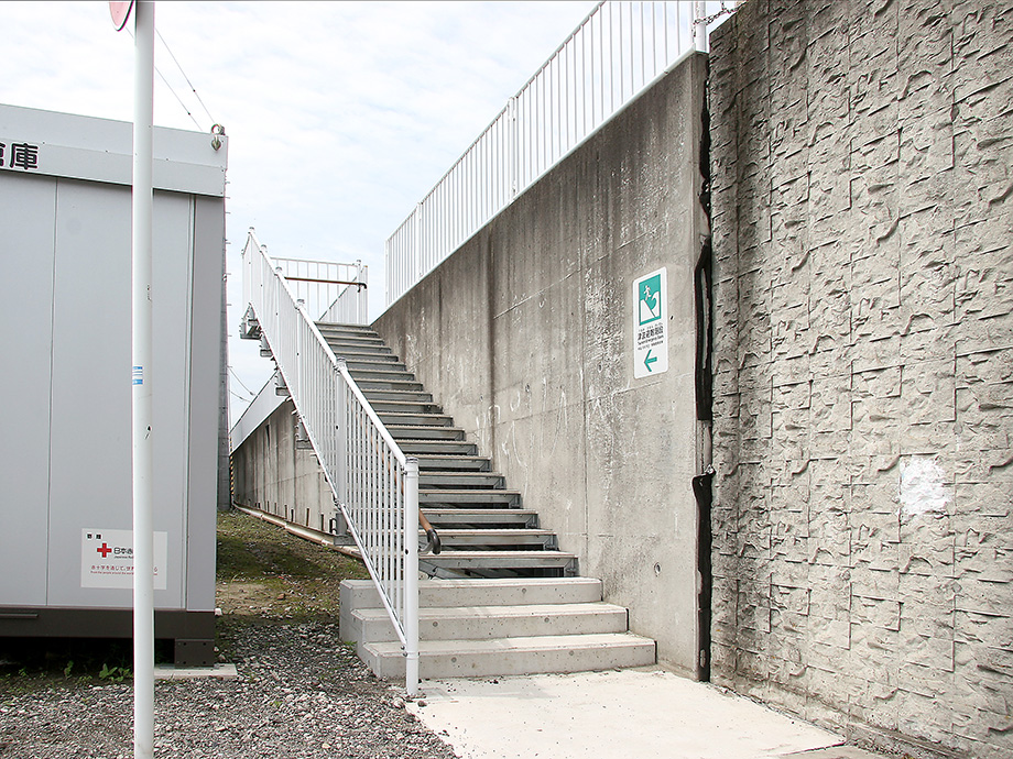 コンクリート壁後付階段システムの施工実績写真1