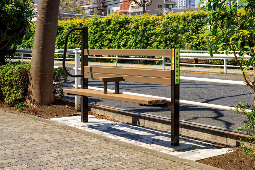 省スペース設計で歩道や通路の有効幅員を確保する「まちやすみベンチ」です