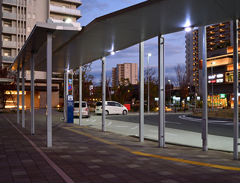 LED照明灯で夜間の駅前広場の安全対策も可能
