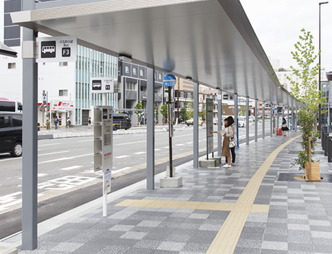 都市景観に馴染むフラットな形状の駅前広場の通路シェルター
