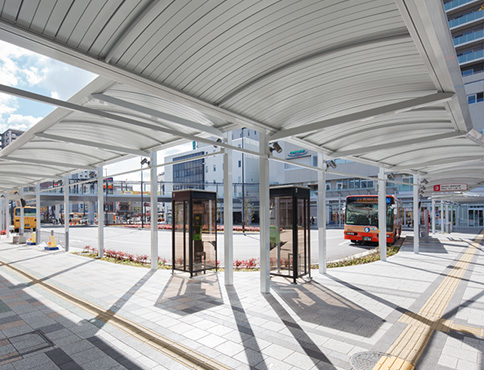 屋根幅を有効活用できる片支持仕様で駅前広場に最適な通路シェルター