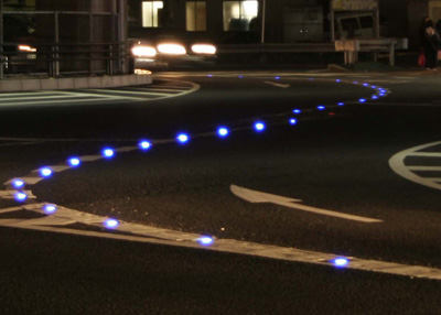 自発光道路鋲は高輝度LEDの点滅発光で薄暮時、夜間、悪天候時も道路線形を見やすく誘導する高機能交通安全用品です