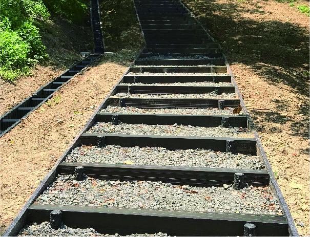 雨の日でも滑りにくく、角形形状で安心して歩行可能な軽量で滑りにくい角型の階段ステップです。