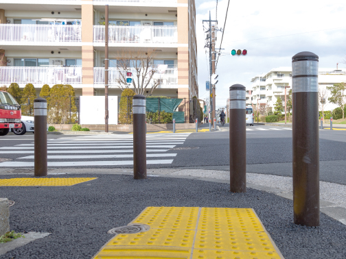 40km/hの実車衝突試験を行った新高強度コアユニット耐衝撃性車止め（H型ボラード(HB種、HC種)）は交差点横断歩道部に有効です。