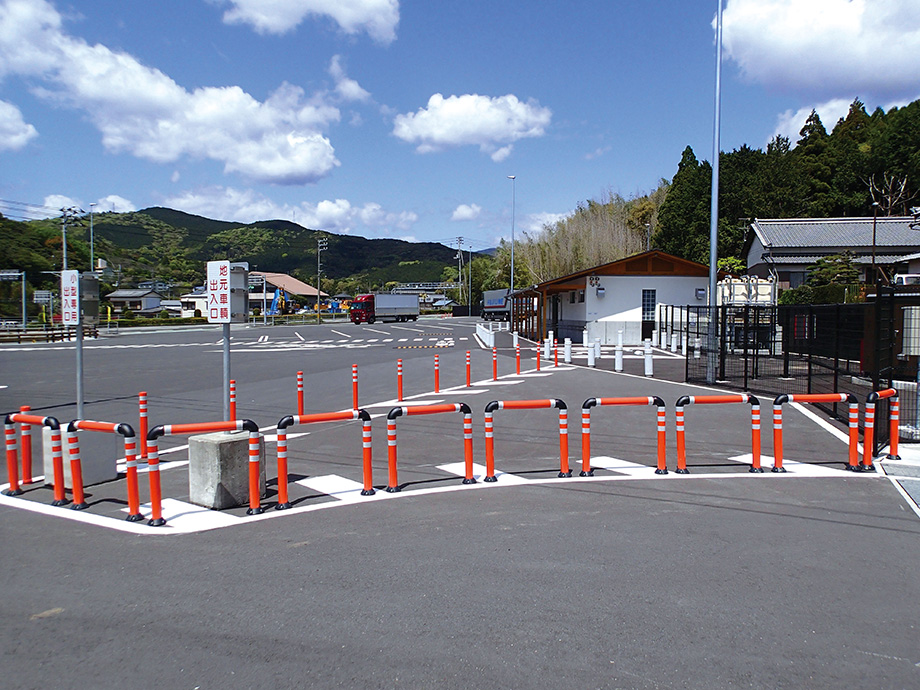 車線分離標 | 交通安全・防音製品 | 製品カテゴリで検索 | 施工実績