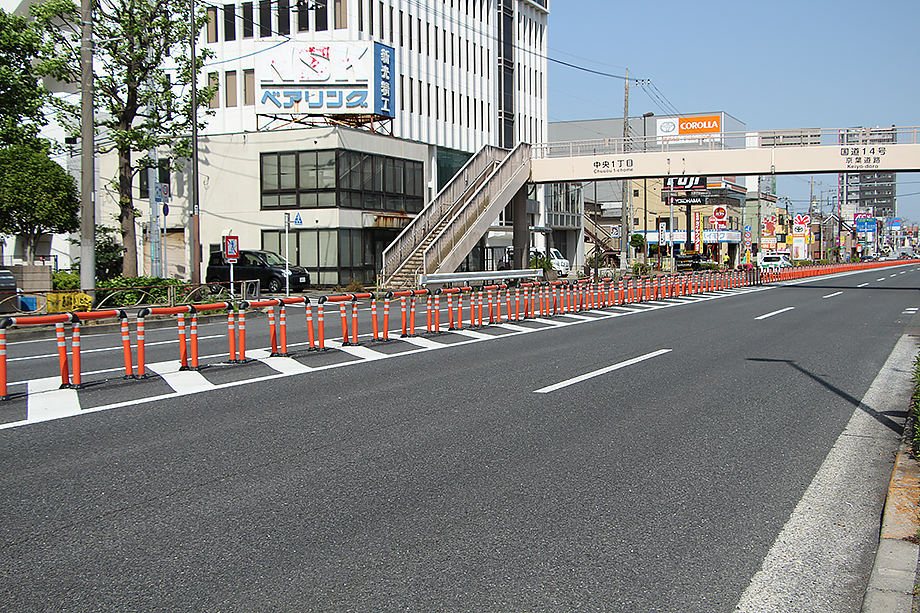 車線分離標 | 交通安全・防音製品 | 製品カテゴリで検索 | 施工実績