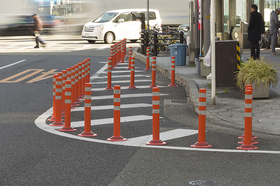 車線分離標 | 交通安全・防音製品 | 製品カテゴリで検索 | 施工実績