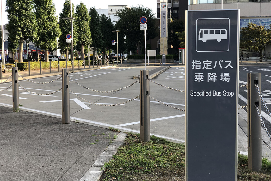 設置スペースをあまり取らないので駅前広場の通路や歩道脇に設置できる、アーバンプラスサインです