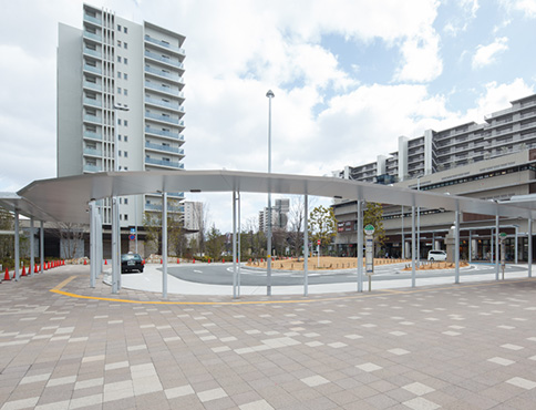 駅前広場の利用者に配慮した歩道を実現する大型屋根が特徴の通路シェルター