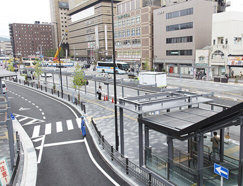 不燃アルミ樹脂積層板でシンプルなデザインの歩道屋根を実現