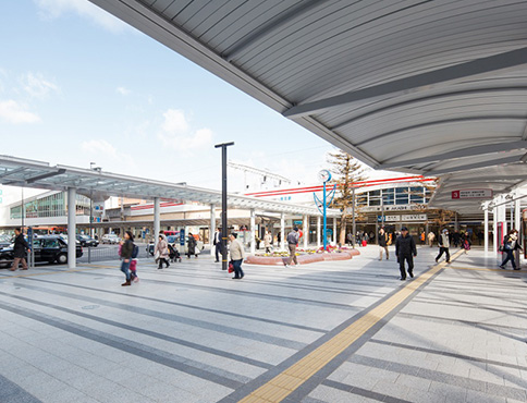 通行の妨げになる支柱を極限まで削減し、駅前広場の歩道や通路を確保