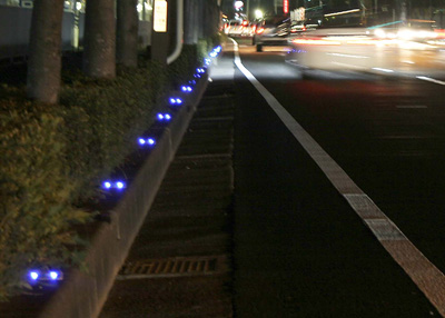 自発光縁石鋲は縁石上に設置し、高輝度LEDの点滅発光で道路線形を見やすく誘導する高機能交通安全用品です