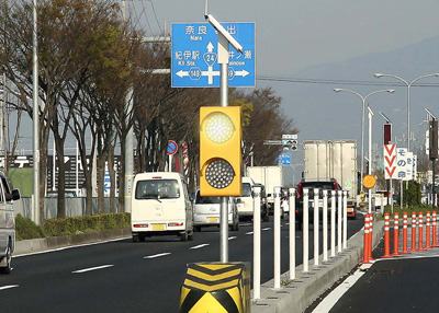 自発光障害物表示灯は光学設計された大型発光体の強発光で分合流地点、中央分離帯のノーズ部を注意喚起する高機能交通安全用品です