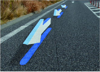 貼付式で立体に見える逆走対策技術公募の路面標示材