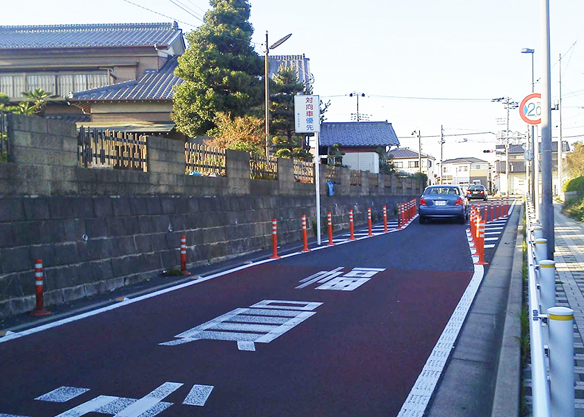 物理デバイスによる車両の減速（狭窄部（車線分離標））