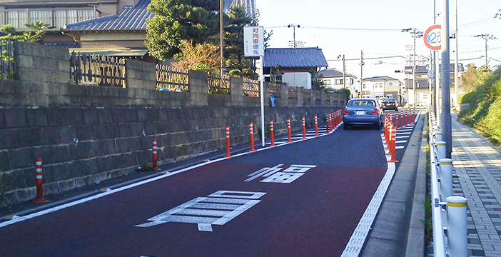 物理デバイスによる車両の減速（狭窄部（車線分離標））