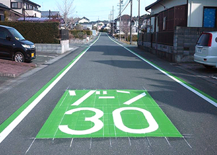 進入口を入りにくくする（幹線道路との交差点部入口（路面標示材等））